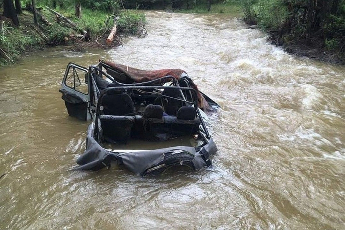 Oğuzda avtomobil çaya aşıb, ölənlər və yaralananlar var - FOTO